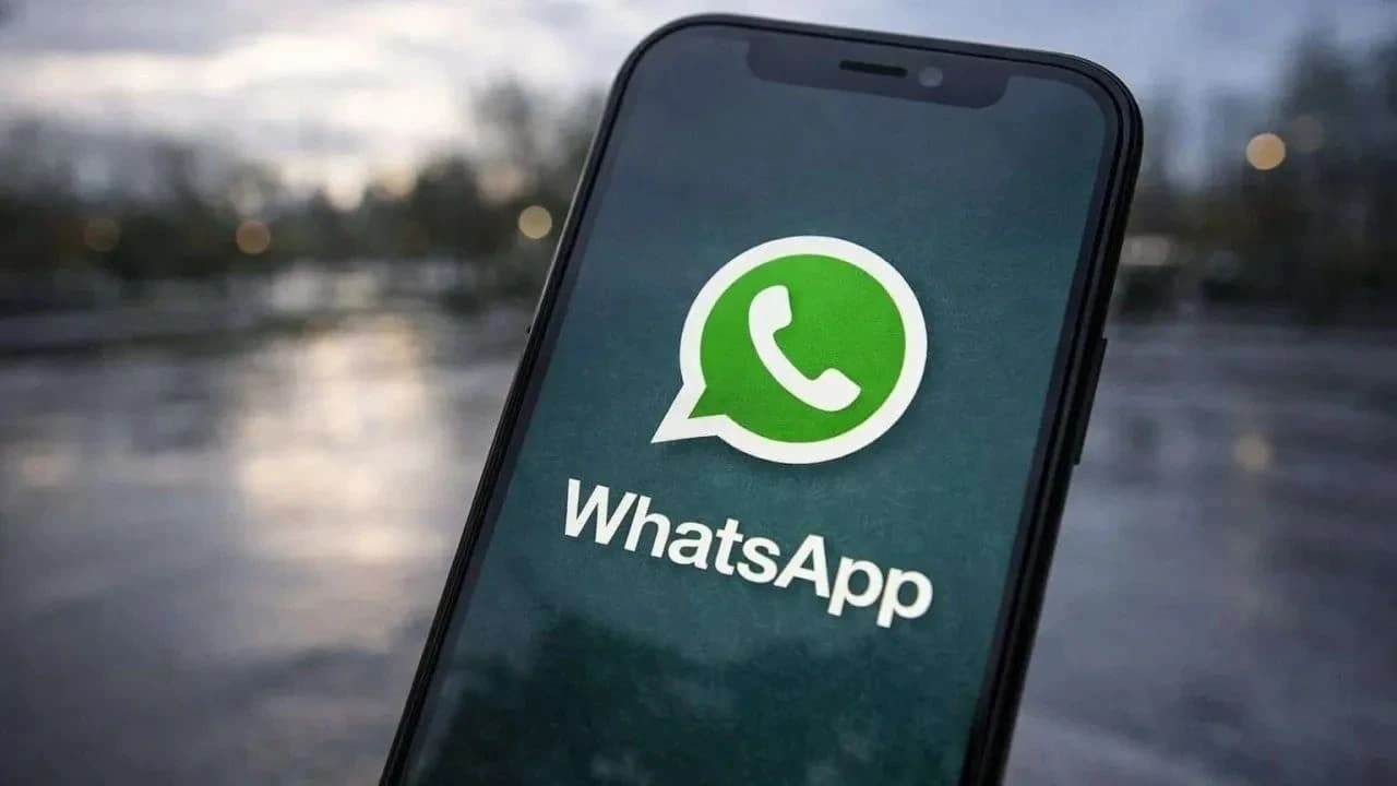 WhatsApp, iPhone Sohbetlerine Yeni Liquid Glass Menüsü Ekledi